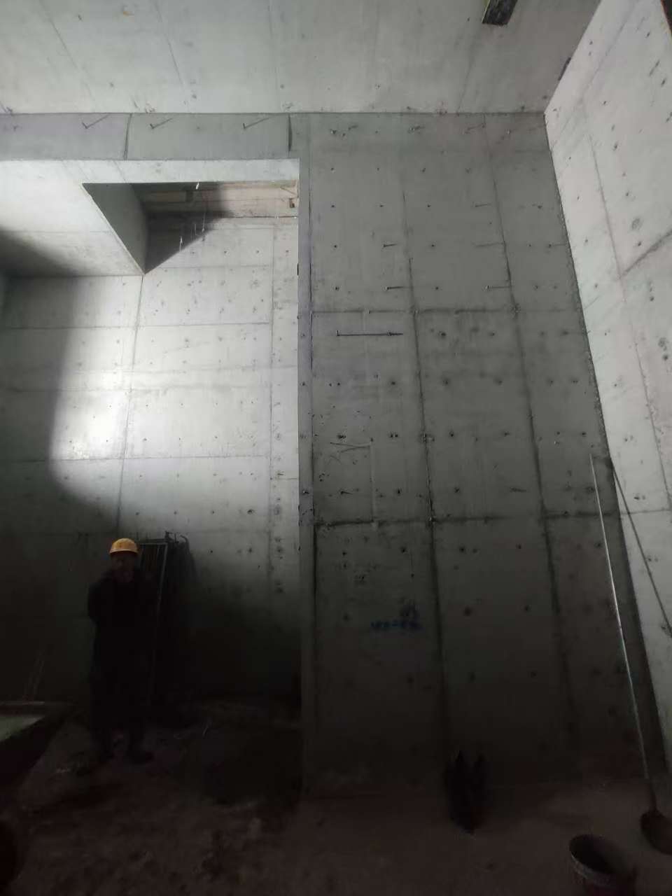 张湾墙上开槽钢筋断了有影响吗